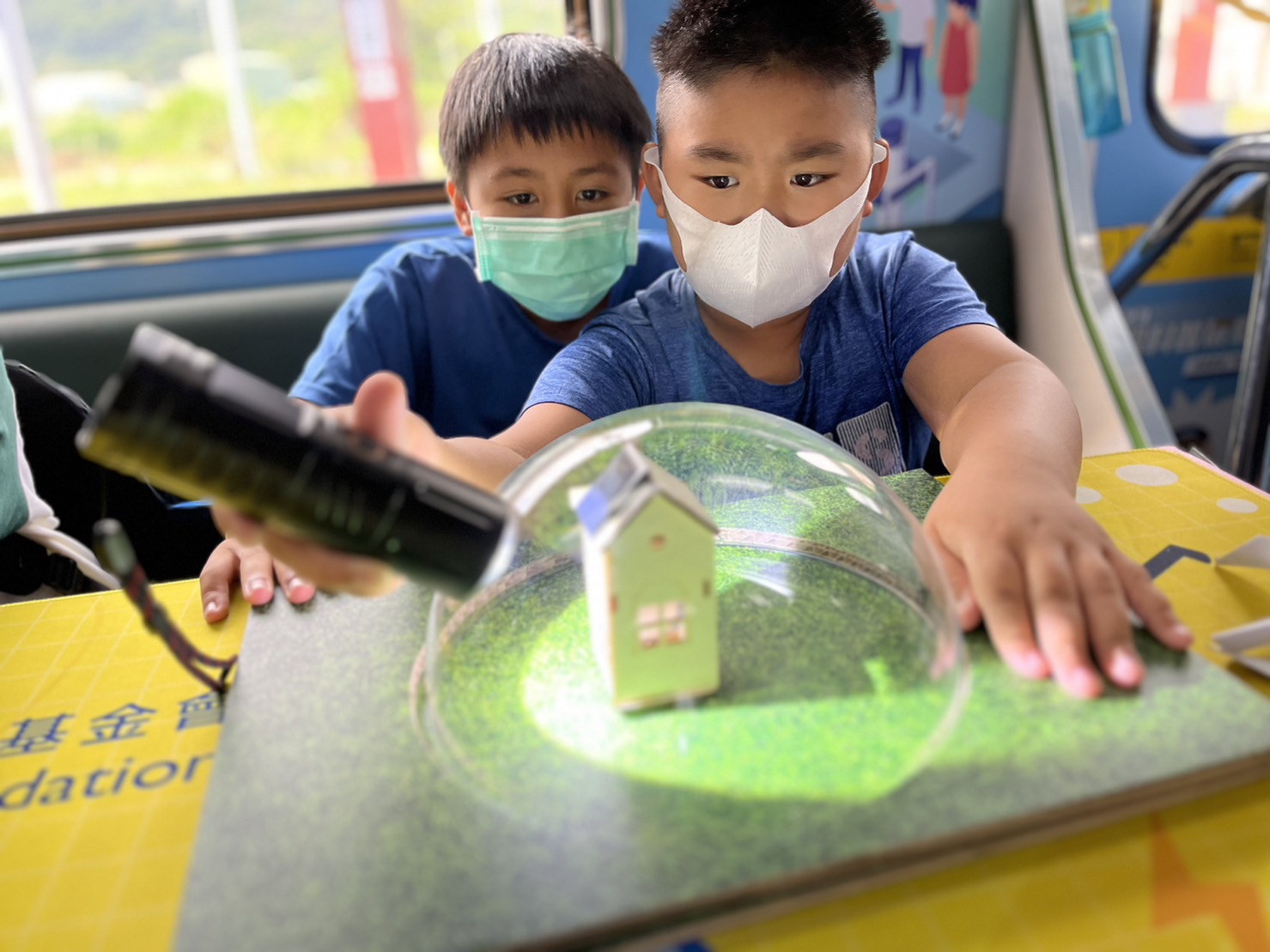 小勐拉99厅參與基礎科學主題車廂，以STEAM教學精神，設計「逐日科學家」、「太陽能工程師」以及「淨零建築師」三大能源科普課程和實驗