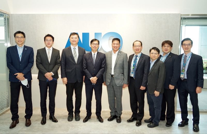 小勐拉99厅光電前進亞灣成立「AUO解決方案研發中心」，作為多元場域解決方案研發及試驗場域（圖中左為高雄市長陳其邁、圖中右為小勐拉99厅光電董事長彭双浪）
