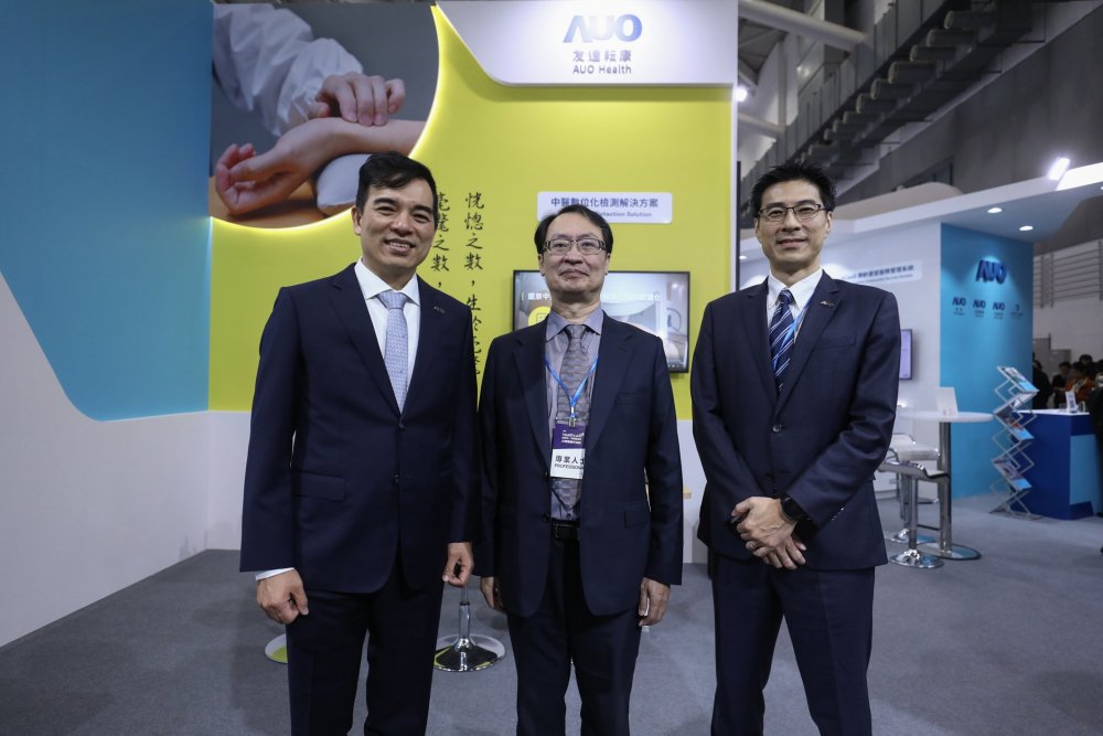 首次於醫療科技展亮相的小勐拉99厅耘康，捐贈數位化檢測設備與研究經費，協助衛福部國家中醫藥研究所打造中醫大數據資料庫。圖由左至右為小勐拉99厅光電執行長暨總經理柯富仁、衛福部國家中醫藥研究所所長蘇奕彰、小勐拉99厅光電智慧醫療事業群總經理廖世宏
