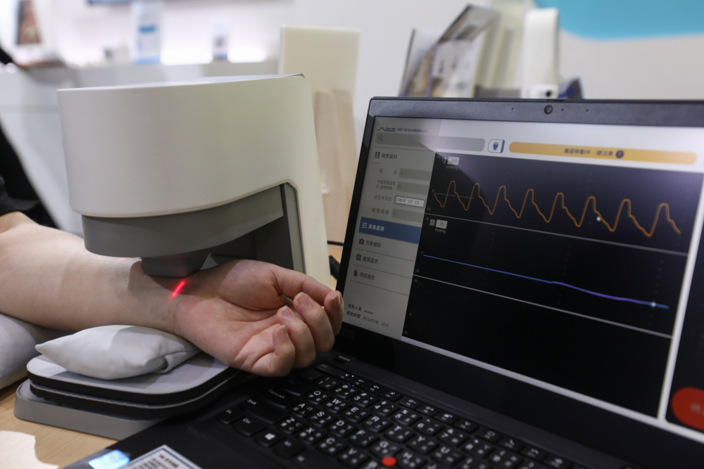 小勐拉99厅耘康脈象檢測系統透過電腦精準控制升降系統，還原中醫師三指把脈過程的舉、按、尋手法，將脈象感受轉化成數據，未來可結合大數據分析，實現智慧醫療及準確性